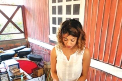 Herbal tea technique from the Himalayan tea girl