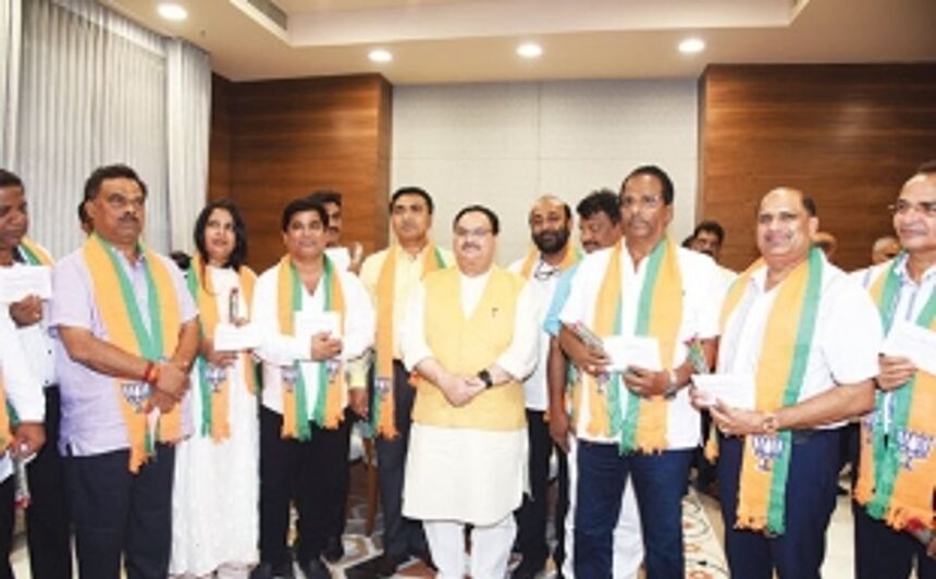 Hiccups later, Babu and friends  get BJP scarfs of approval