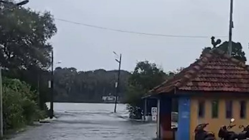 High Tide Disrupts Diwar–Old Goa Ferry Service, Passengers Face Inconvenience 1 High Tide Disrupts Diwar–Old Goa Ferry Service, Passengers Face Inconvenience