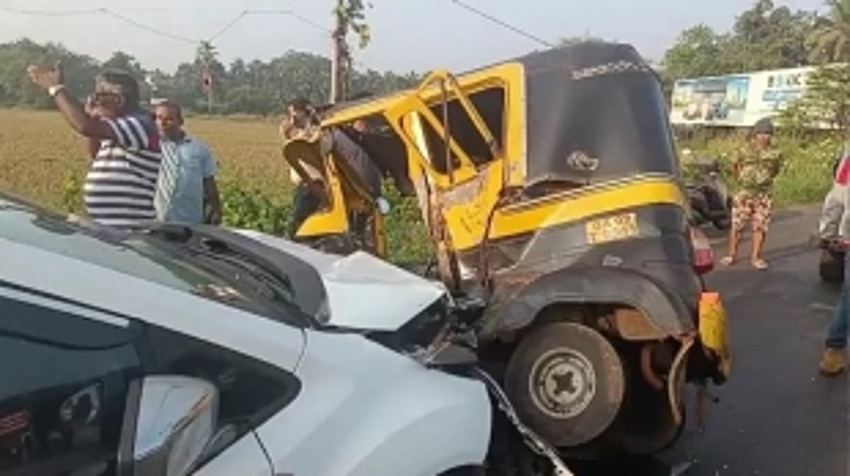 High-speed collision between Rickshaw & a Car at Nuvem Junction leaves Rickshaw Driver Critically Injured