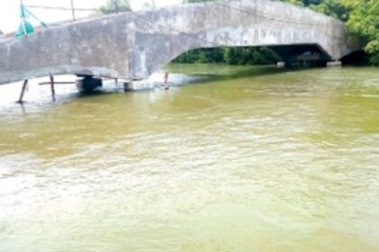 High tide water inundates Rua de Ourem