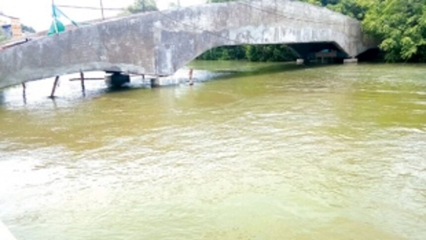 High tide water inundates Rua de Ourem 1 High tide water inundates Rua de Ourem