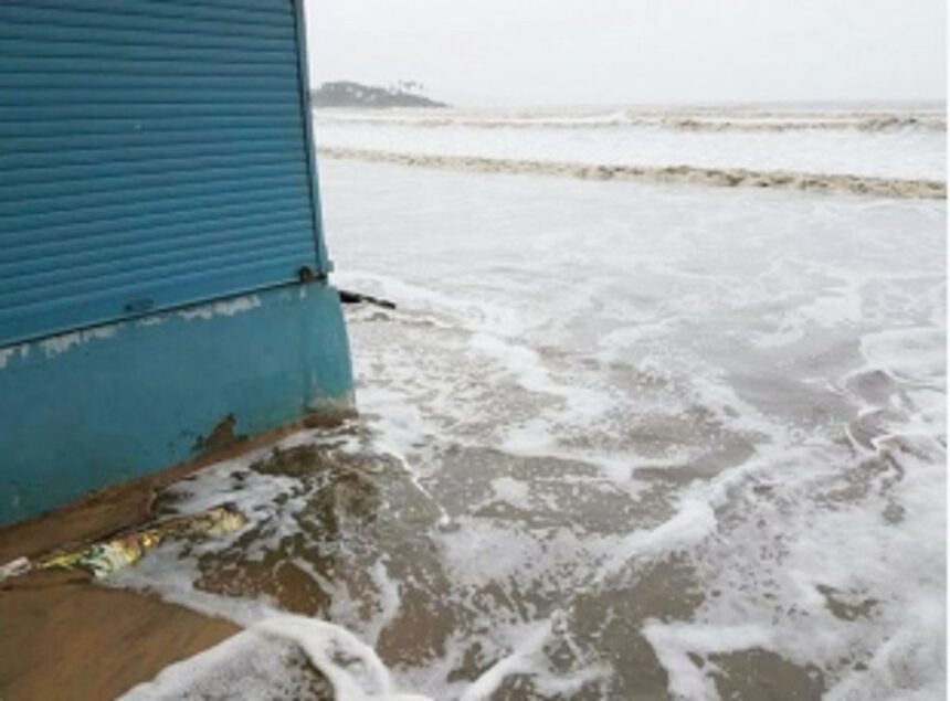 High tides hit Goa’s coastline 1 High tides hit Goa’s coastline