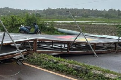 Hoarding Collapse on Mapusa-Calangute Road Disrupts Traffic; Vehicles Diverted via Arpora