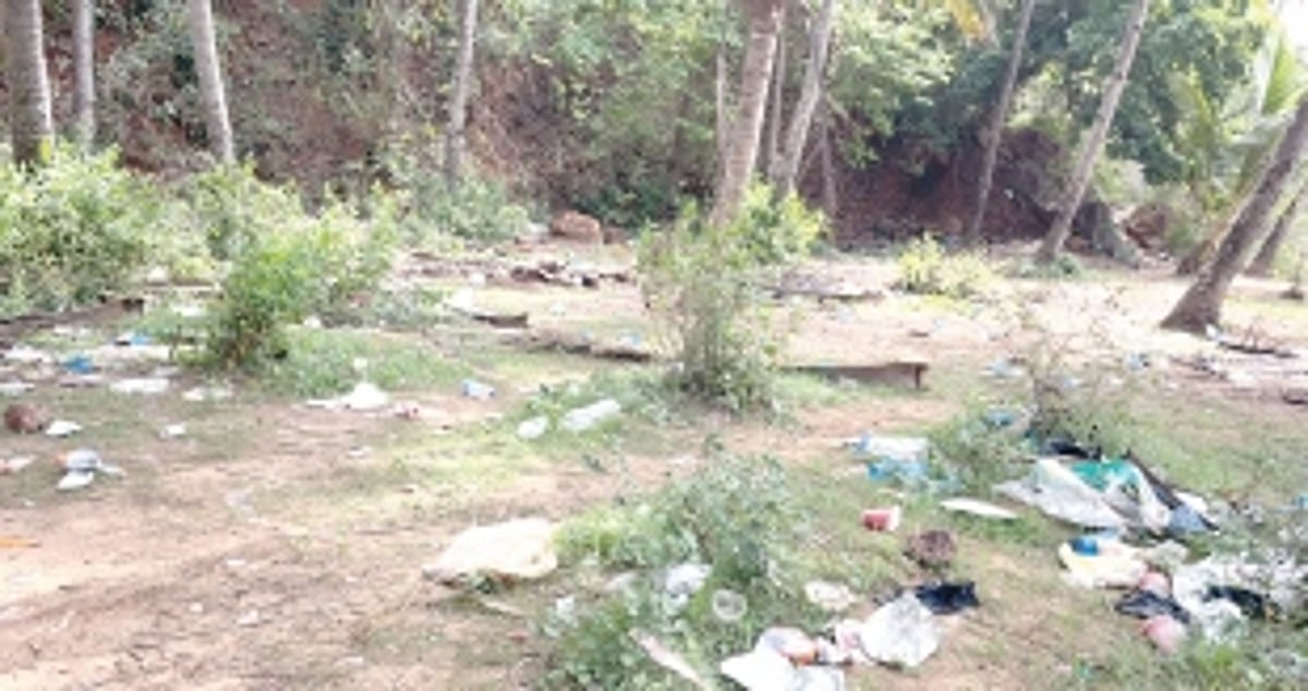 Hollant Beach without changing rooms and parking, is a garbage paradise