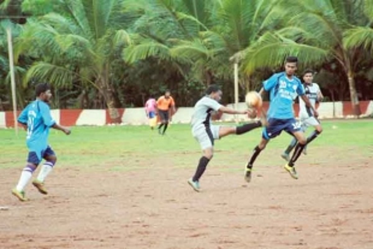 Holy Cross SC storm into final