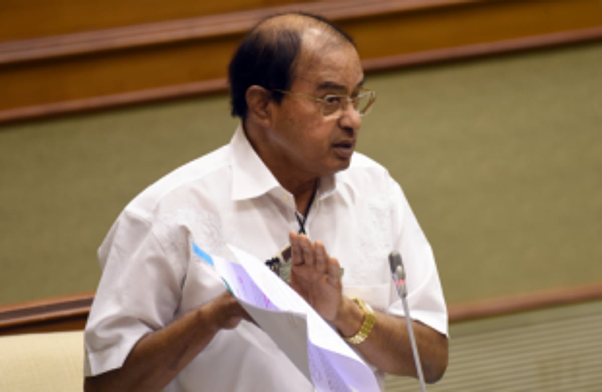 Hon Minister Ravi Naik, videos & photos of maggot-filled rice are “not old”. They were captured by O Heraldo on August 1 and 2