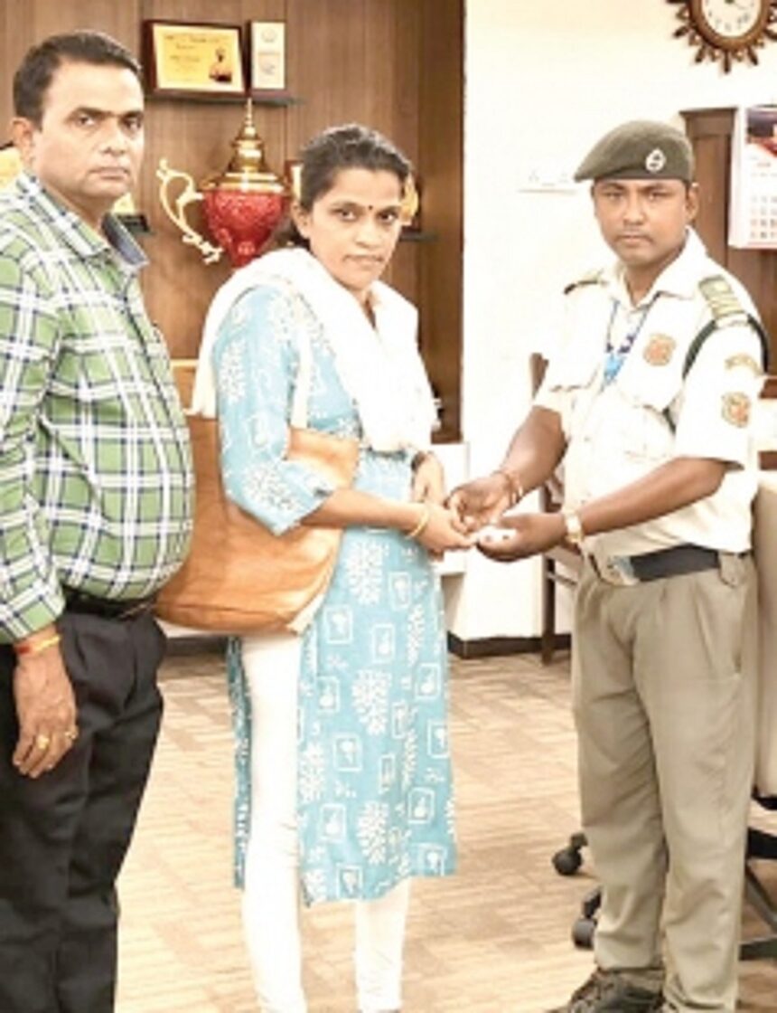Honest security guard of South District Hospital returns lost mangalsutra
