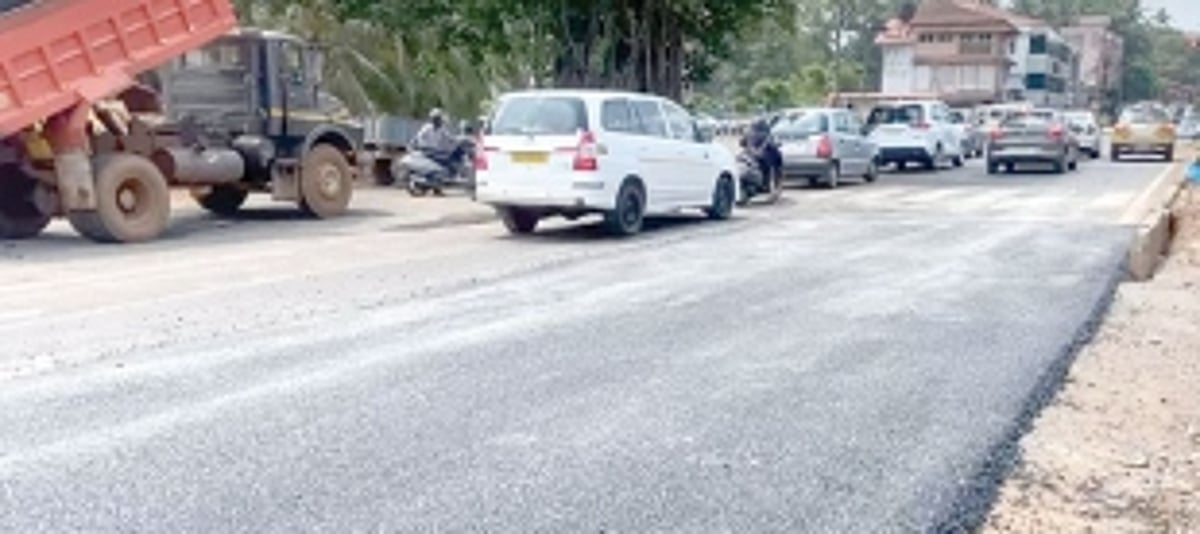 Hot mixing of potholed road in Margao commences after citizens’ demands