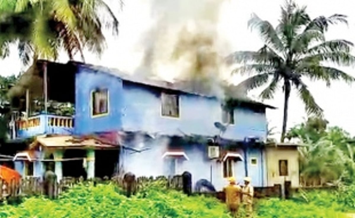House inverter catches  fire; goods worth Rs 10l gutted at Chopdem