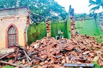 House of great historian, George Mark Moraes collapses