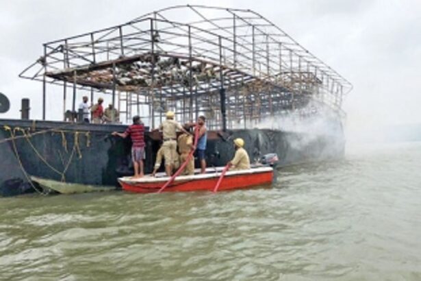 Houseboat gutted in fire