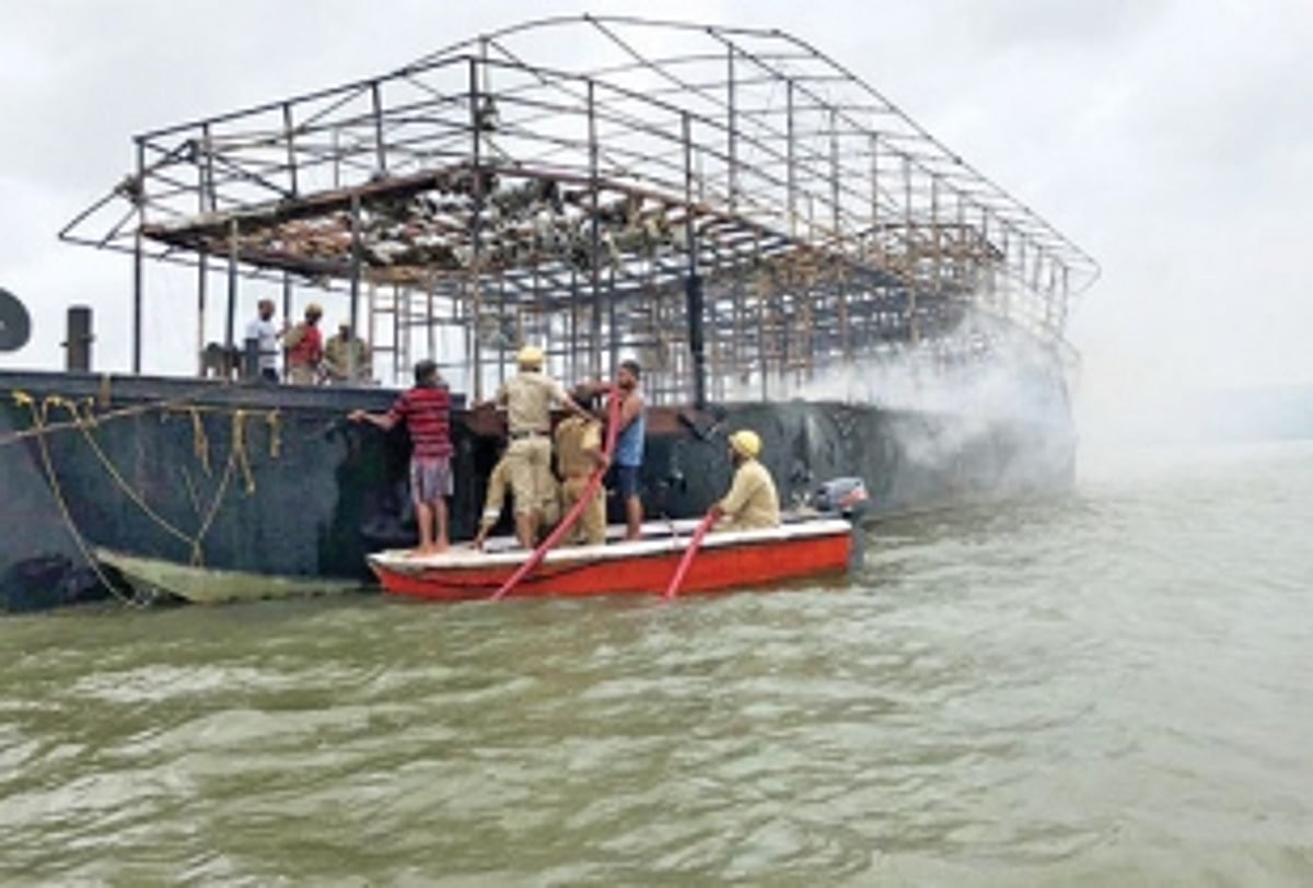 Houseboat gutted in fire