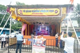 Households perform ghumat arti of Lord Ganesh with social distancing