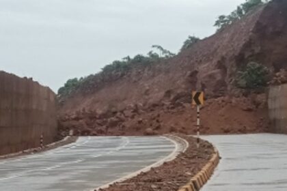 Huge landslide on both sides of NH 66 at Naibag-Poraskade; road completely blocked
