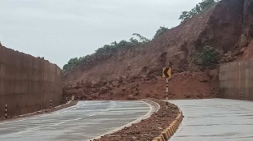 Huge landslide on both sides of NH 66 at Naibag-Poraskade; road completely blocked