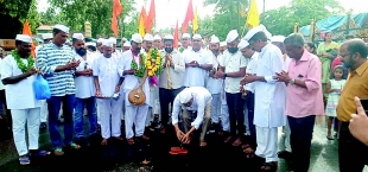 Hundreds of Warkaris embark on annual pilgrimage to Pandharpur