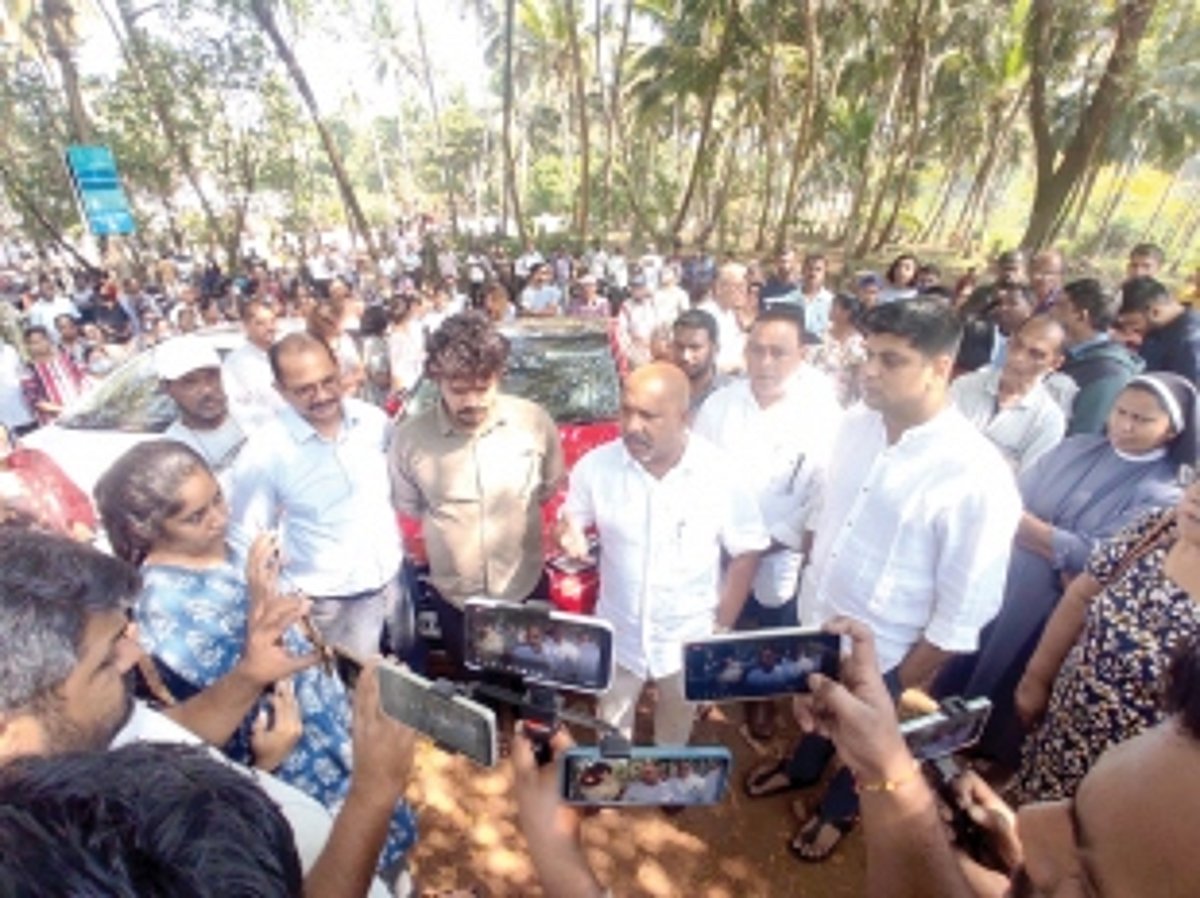 Hundreds of people arrive for double tracking site inspection at Velsao