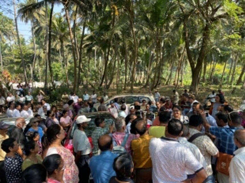 Hundreds turn up at Velsao inspection, but Mormugao Dy Collector fails to turn up 1 Hundreds turn up at Velsao inspection, but Mormugao Dy Collector fails to turn up
