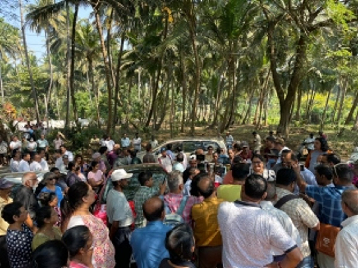 Hundreds turn up at Velsao inspection, but Mormugao Dy Collector fails to turn up