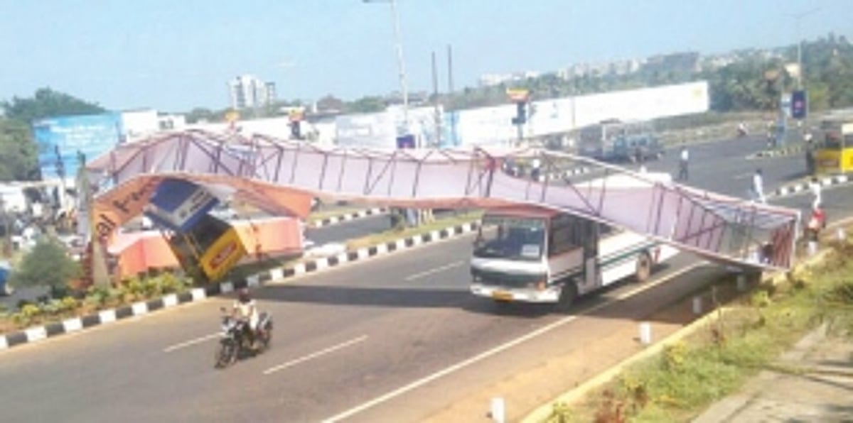 IFFI welcome arch at Dabolim  comes down crashing on bus