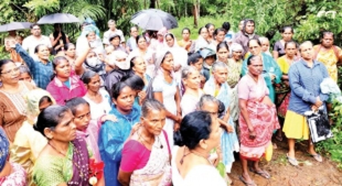 IIT row: Farmers form blockade to halt land demarcation, launch into prayers, National Anthem to avoid being dispersed
