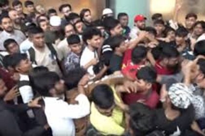 IPhone 17 Frenzy: Massive Pre-Dawn Queues Outside Mumbai’s Bandra Apple Store