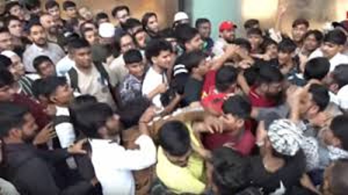 IPhone 17 Frenzy: Massive Pre-Dawn Queues Outside Mumbai’s Bandra Apple Store