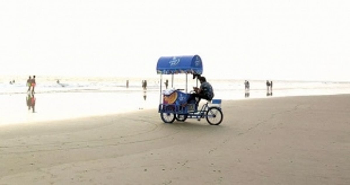Ice-cream vendors, masseuses do brisk business at Arambol beach as cops prefer to see no evil