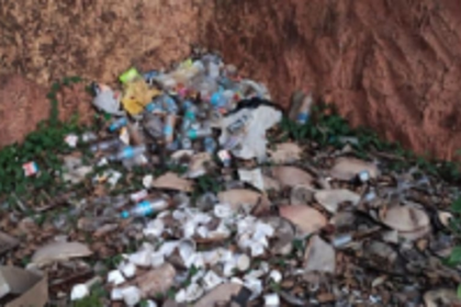 Ignorance turns historical monument at Lohia Chowk into trash dump