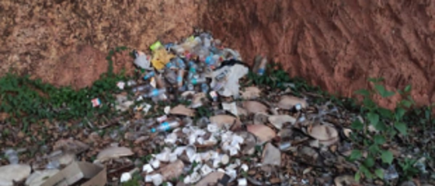 Ignorance turns historical monument at Lohia Chowk into trash dump
