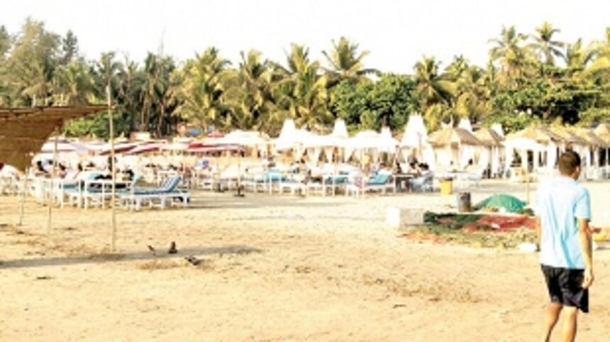 Illegal deck beds clutter Morjim beach once again