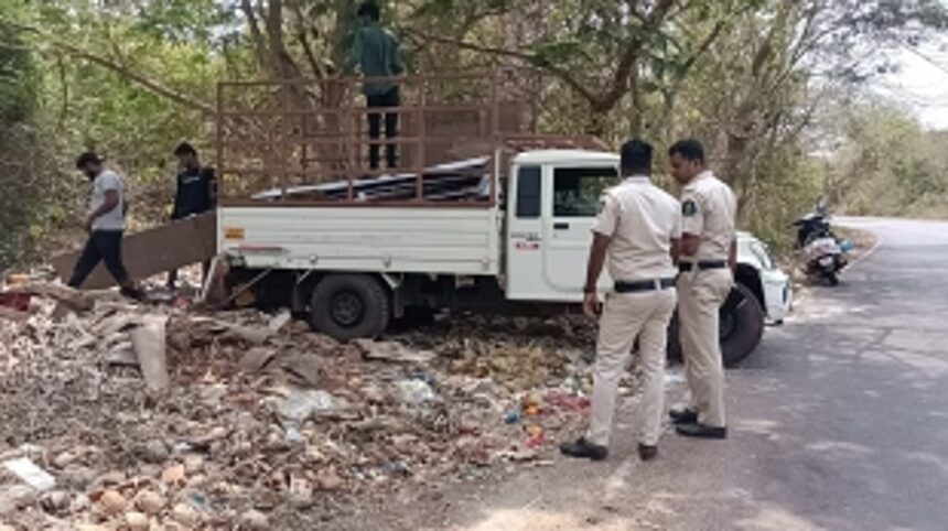 Illegal garbage dumping busted by locals at Ganeshpuri, Mapusa; Urge police to impose fine