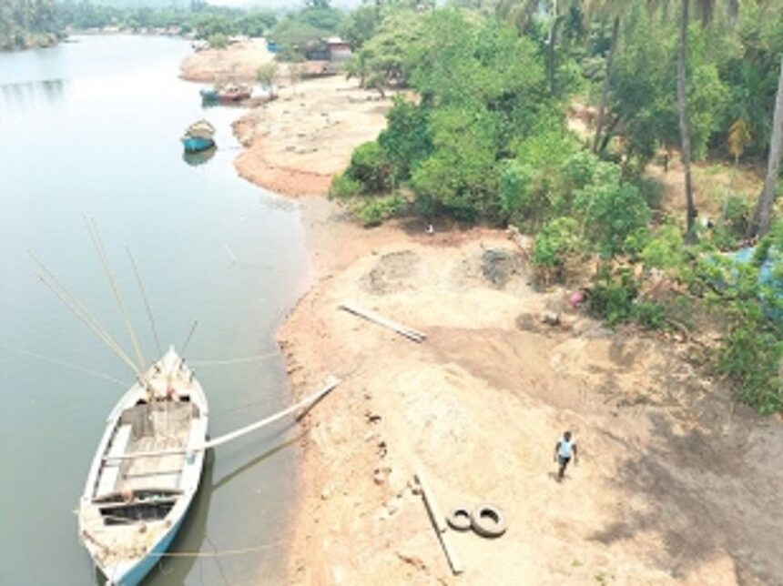Illegal sand extraction continues in Tiracol river 1 Illegal sand extraction continues in Tiracol river
