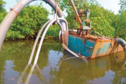 Illegal sand extraction in Guirdolim