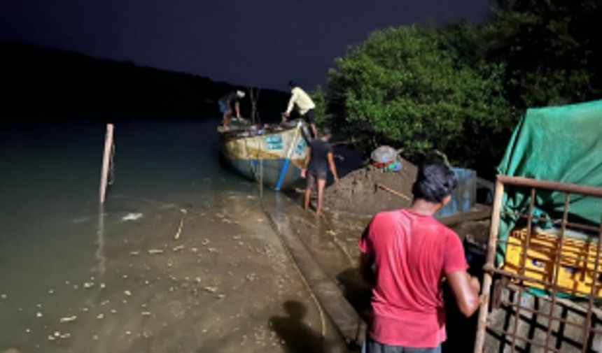 Illegal sand extraction operation foiled, two trucks seized by Mamlatdar office in Siolim
