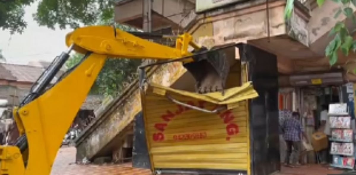 Illegal shop   put up   overnight   demolished   at Vasco