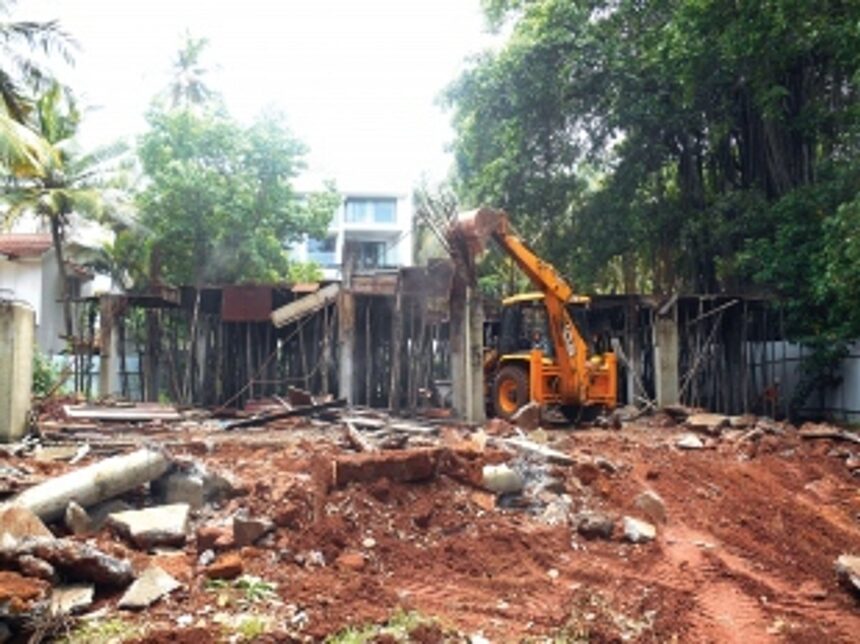 Illegal structure razed at Reis Magos