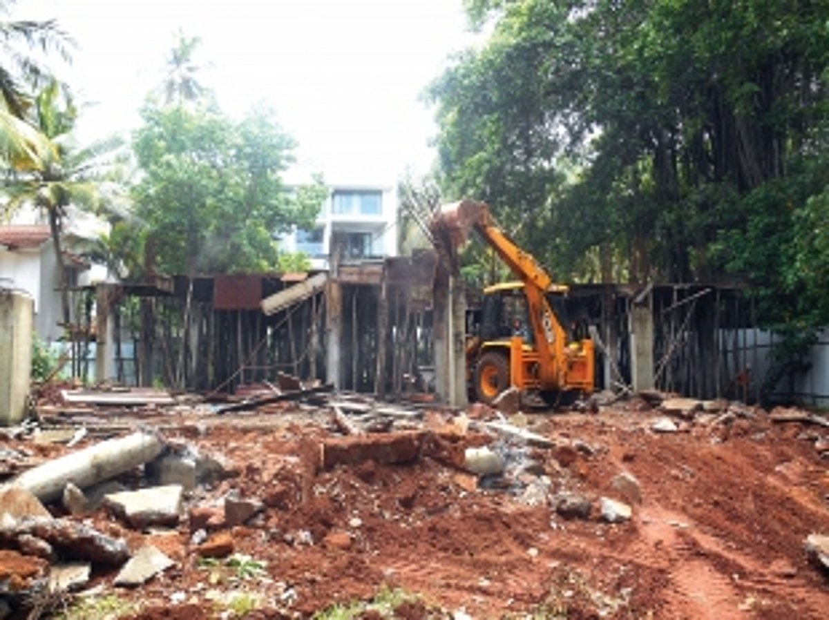 Illegal structure razed at Reis Magos