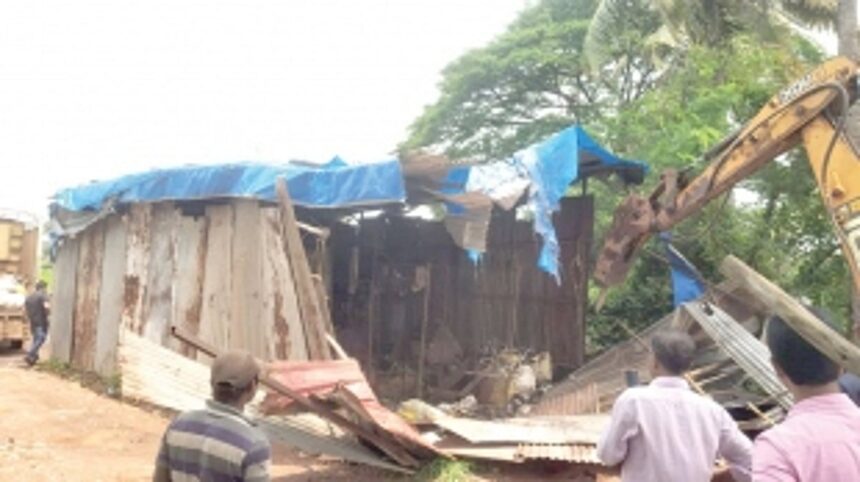 Illegal structure razed at Socorro 1 Illegal structure razed at Socorro