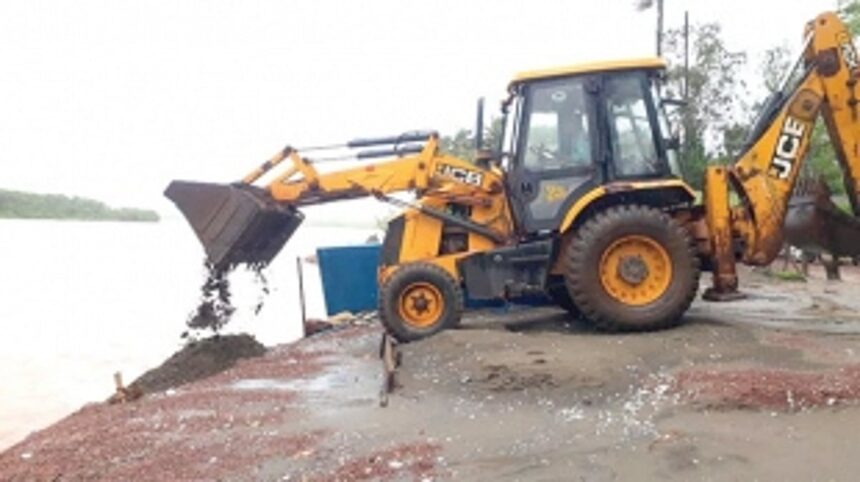 Illegally extracted sand seized at Siolim dumped into river