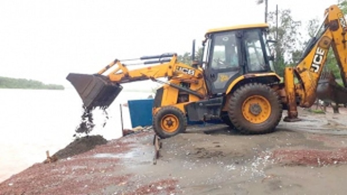 Illegally extracted sand seized  at Siolim dumped into river