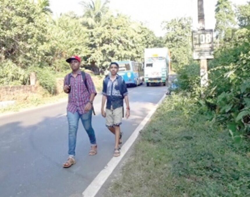 Improper, uncleared shoulders on NH 66 at Mastimoll poses danger to pedestrians