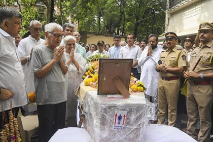 In Tears and Silence, Captain Sumeet Sabharwal’s Father Gives Final Tribute to His Son