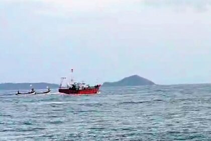 In a hot chase, Goa’s bravehearts drive away Malpe trawlers off Velsao coast