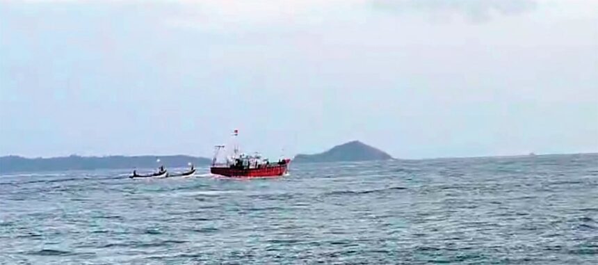 In a hot chase, Goa’s bravehearts drive away Malpe trawlers off Velsao coast 1 In a hot chase, Goa’s bravehearts drive away Malpe trawlers off Velsao coast