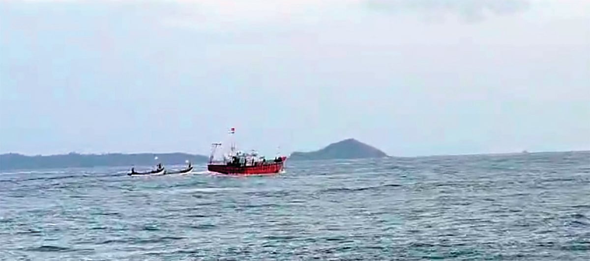 In a hot chase, Goa’s bravehearts drive away Malpe trawlers off Velsao coast