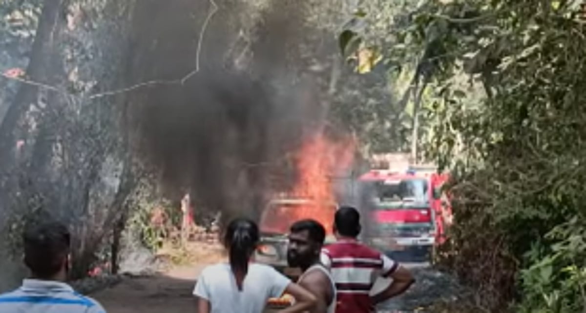 In motion goods carrier rickshaw catches fire, driver escapes unhurt