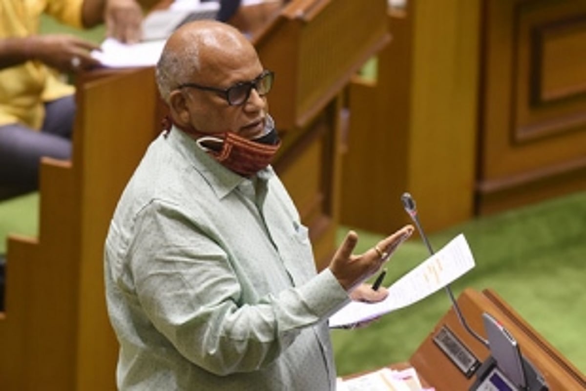 In post-midnight plea, LoP requests protesting para teachers be sent home