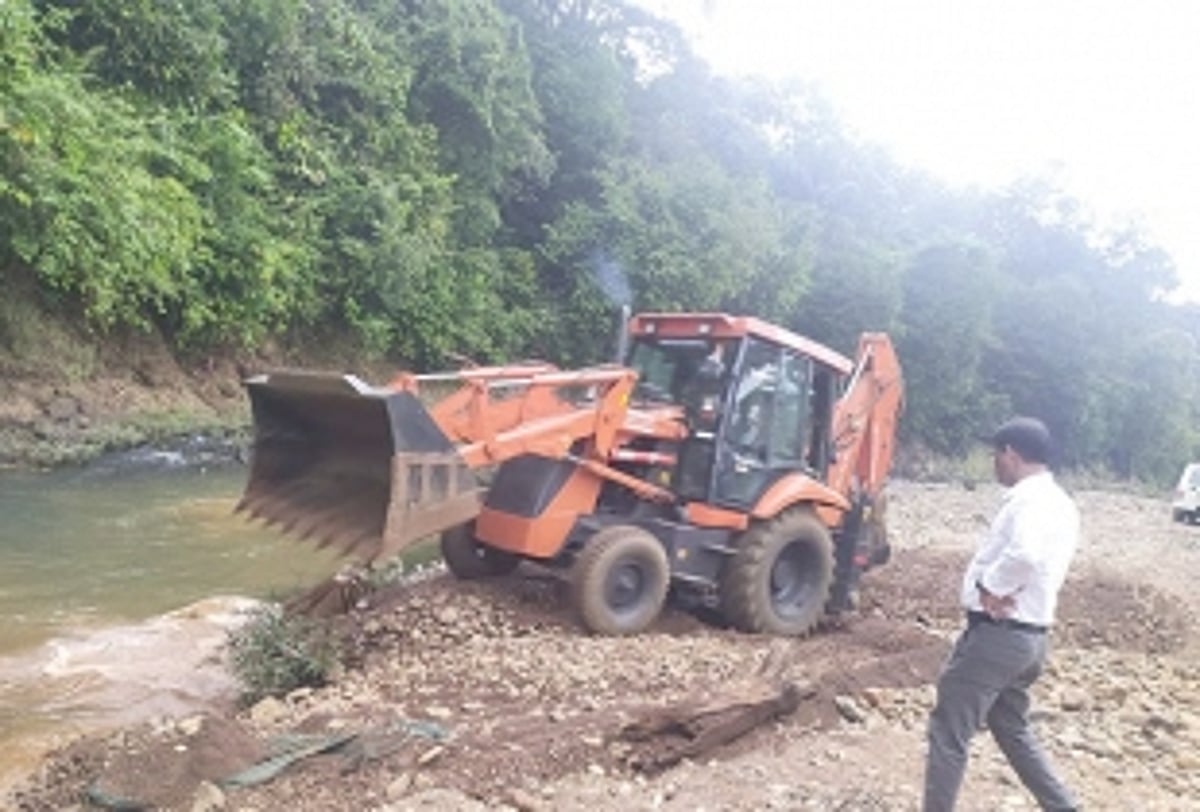 In second raid this week, flying squad  halts illegal sand mining at Valshem